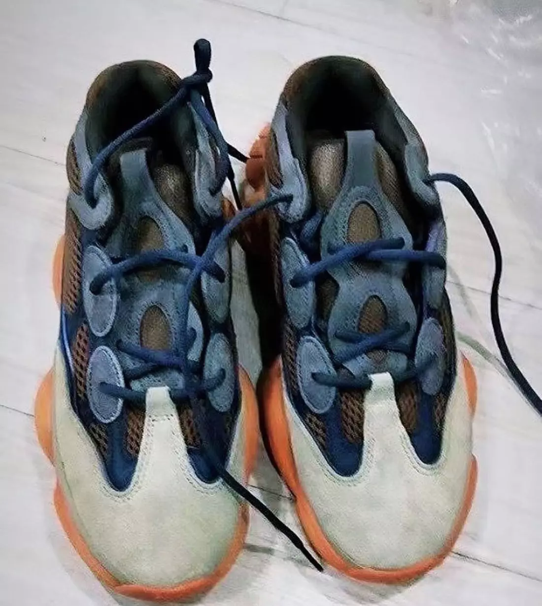 אַדידאַס Yeezy 500 Enflame מעלדונג טאָג