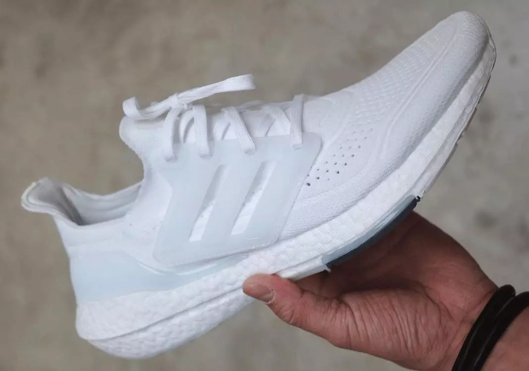 Adidas Ultra Boost 2021 Dáta Eisiúna Trí-Bhán