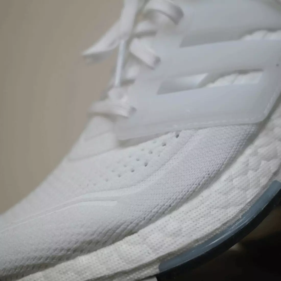 Adidas Ultra Boost 2021 Triple White -julkaisupäivä