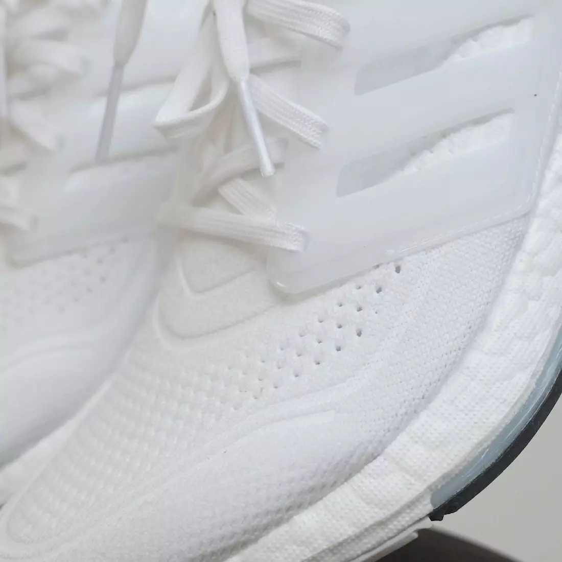 Adidas Ultra Boost 2021 Triple White Megjelenési dátum