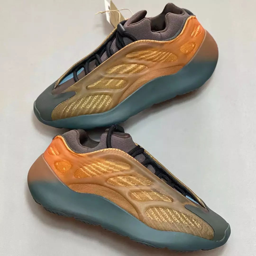 Adidas Yeezy 700 V3 Copper Fade Julkaisupäivä Hinta