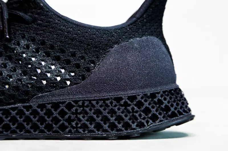 ثلاثية الأسود من adidas Futurecraft 3D