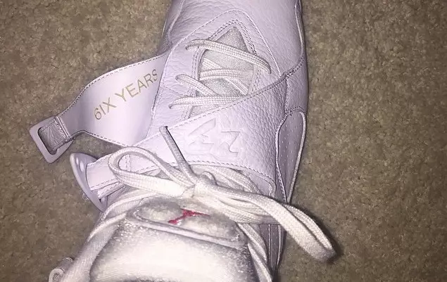 Drake mostra els seus colors Air Jordan 8 OVO