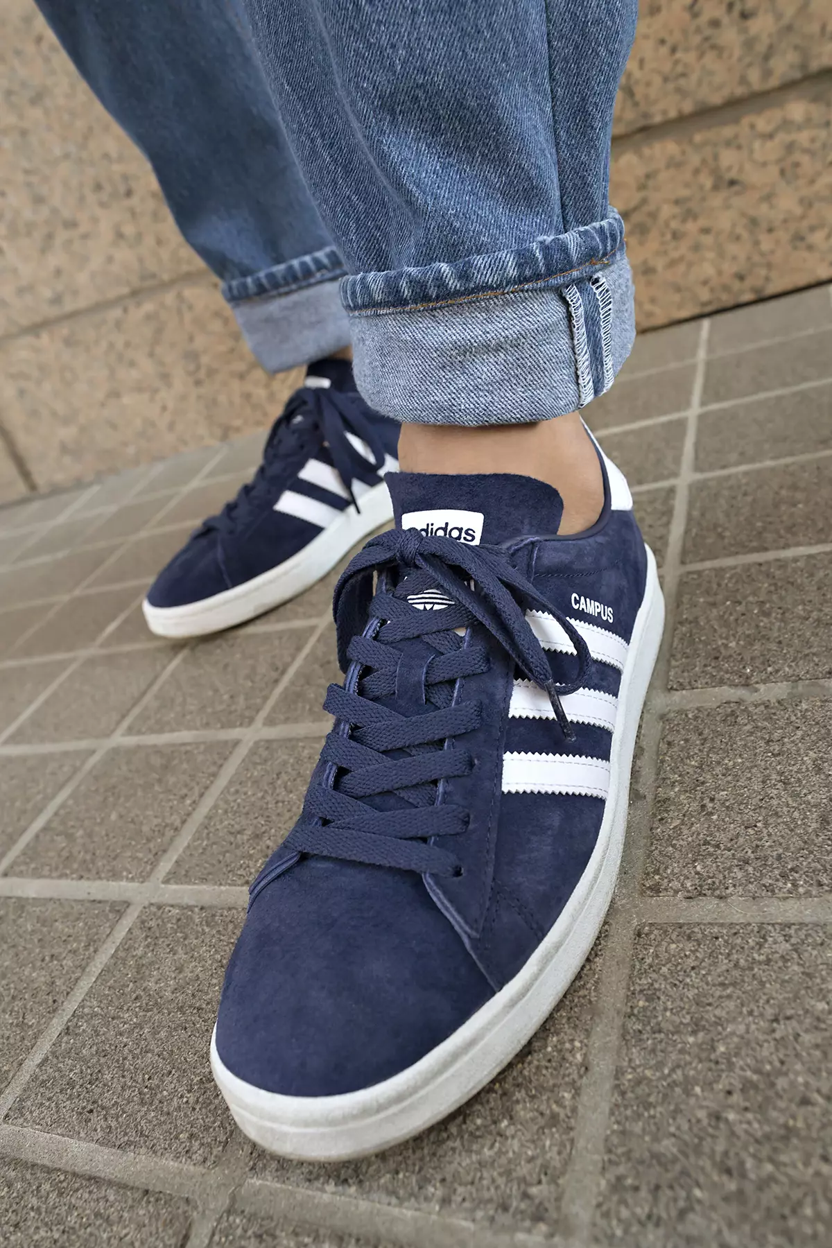 adidas Campus OG in piedi