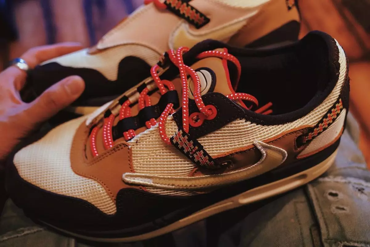Travis Scott Nike Air Max 1 barokkbrun på føttene
