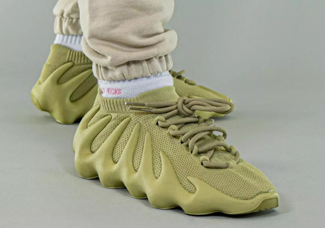 تاريخ إصدار الراتينج Yeezy 450 من adidas على القدمين