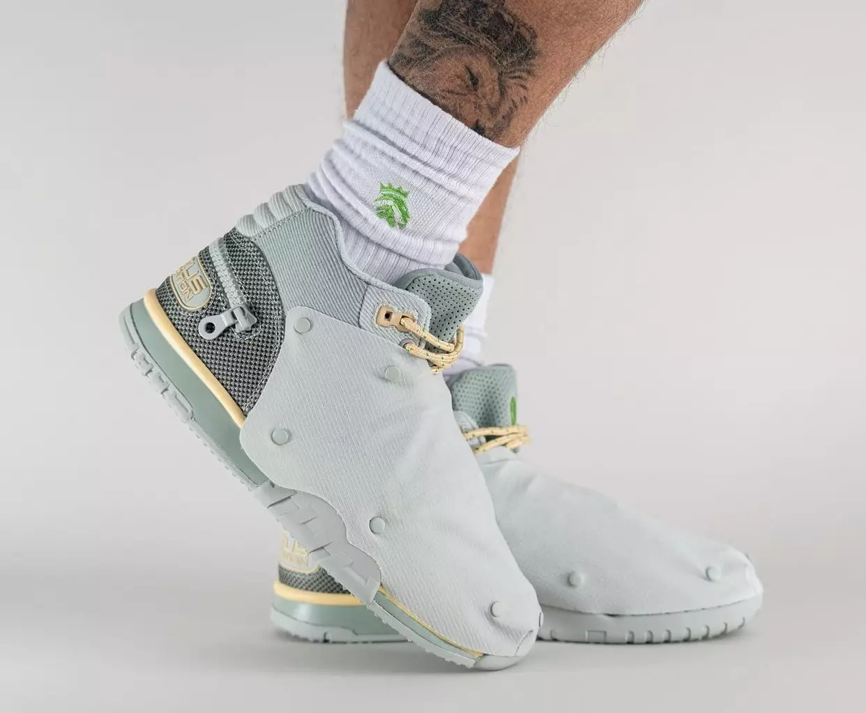 Travis Scott Nike Air Trainer 1 Grey Haze DR7515-001 Utgivningsdatum på fötterna