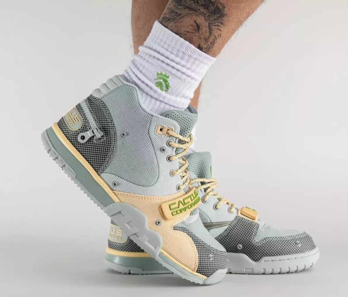 Travis Scott Nike Air Trainer 1 Grey Haze DR7515-001 Utgivningsdatum på fötterna