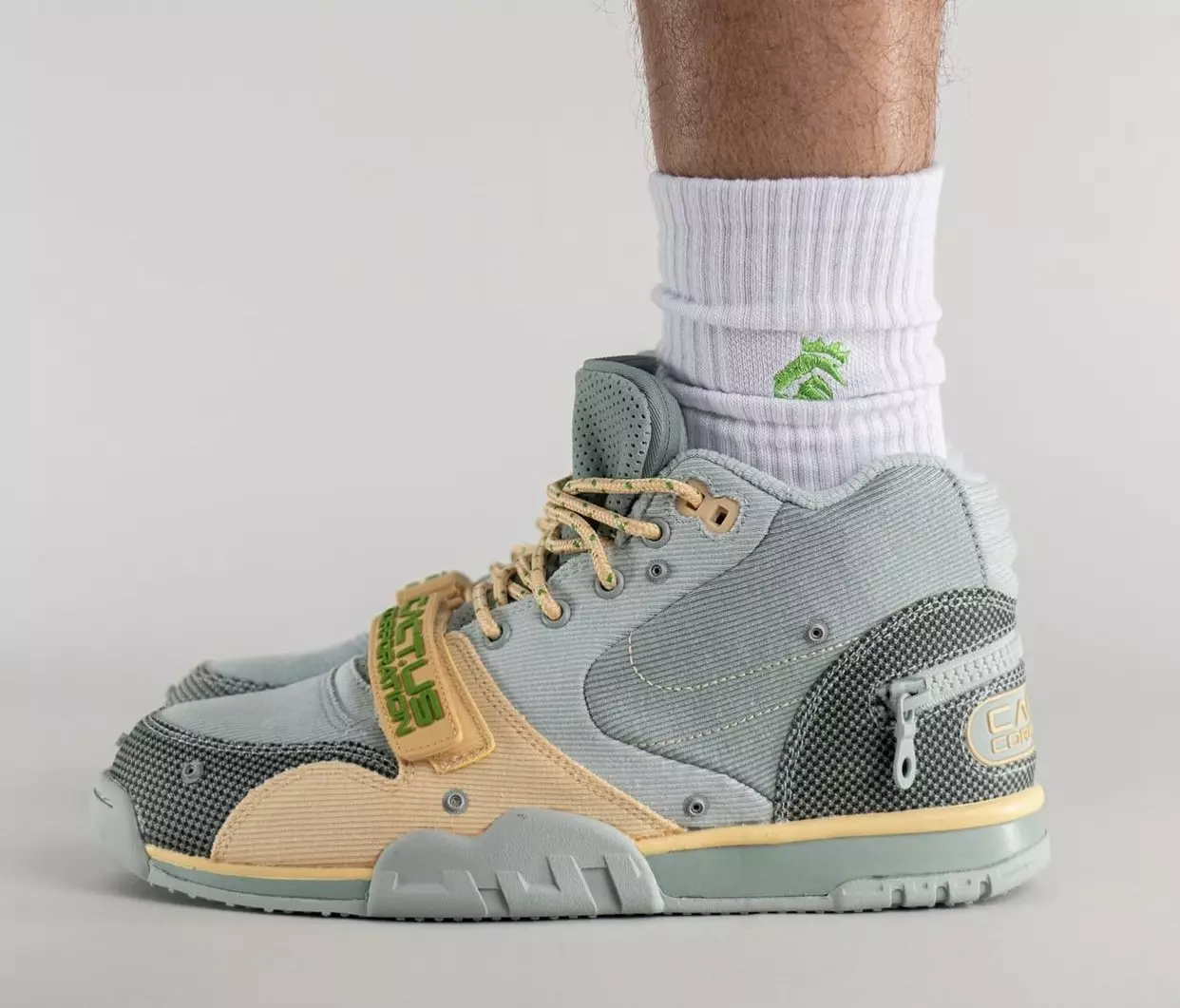 Travis Scott Nike Air Trainer 1 Grey Haze DR7515-001 Utgivningsdatum på fötterna