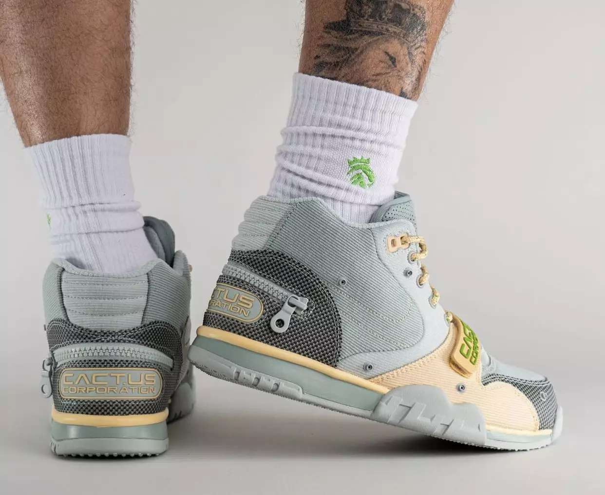 Travis Scott Nike Air Trainer 1 Grey Haze DR7515-001 Utgivningsdatum på fötterna