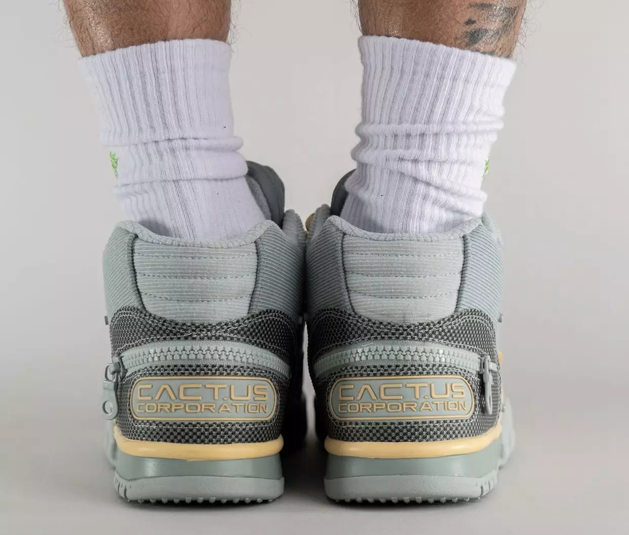 Travis Scott Nike Air Trainer 1 Grey Haze DR7515-001 Väljalaskekuupäev jalgadel