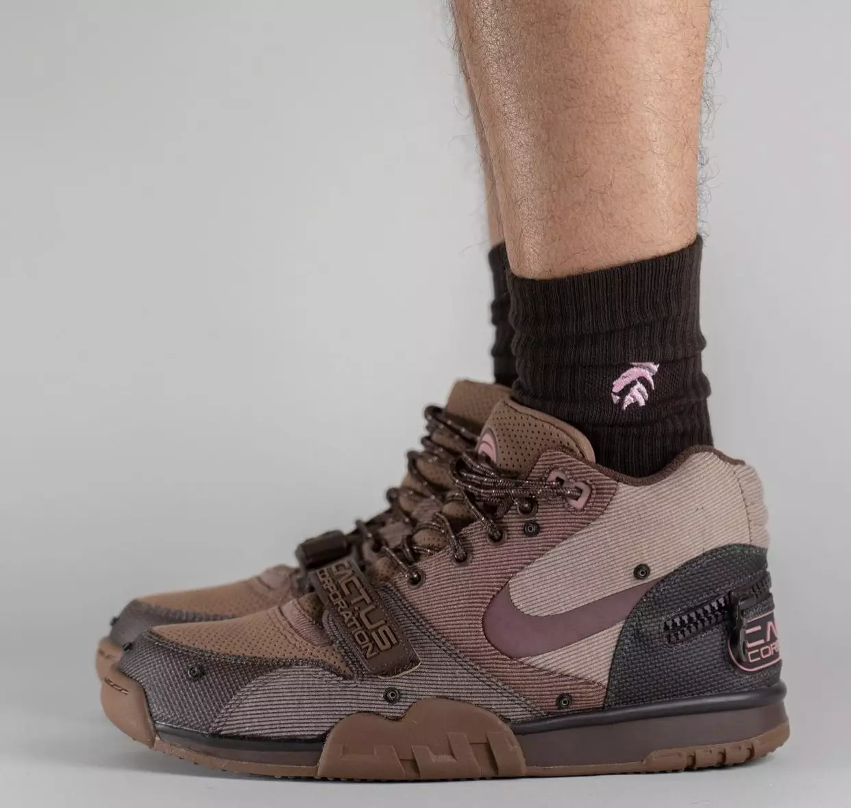 Travis Scott Nike Air Trainer 1 Qamħ DR7515-200 Data tal-Ħruġ fuq is-saqajn