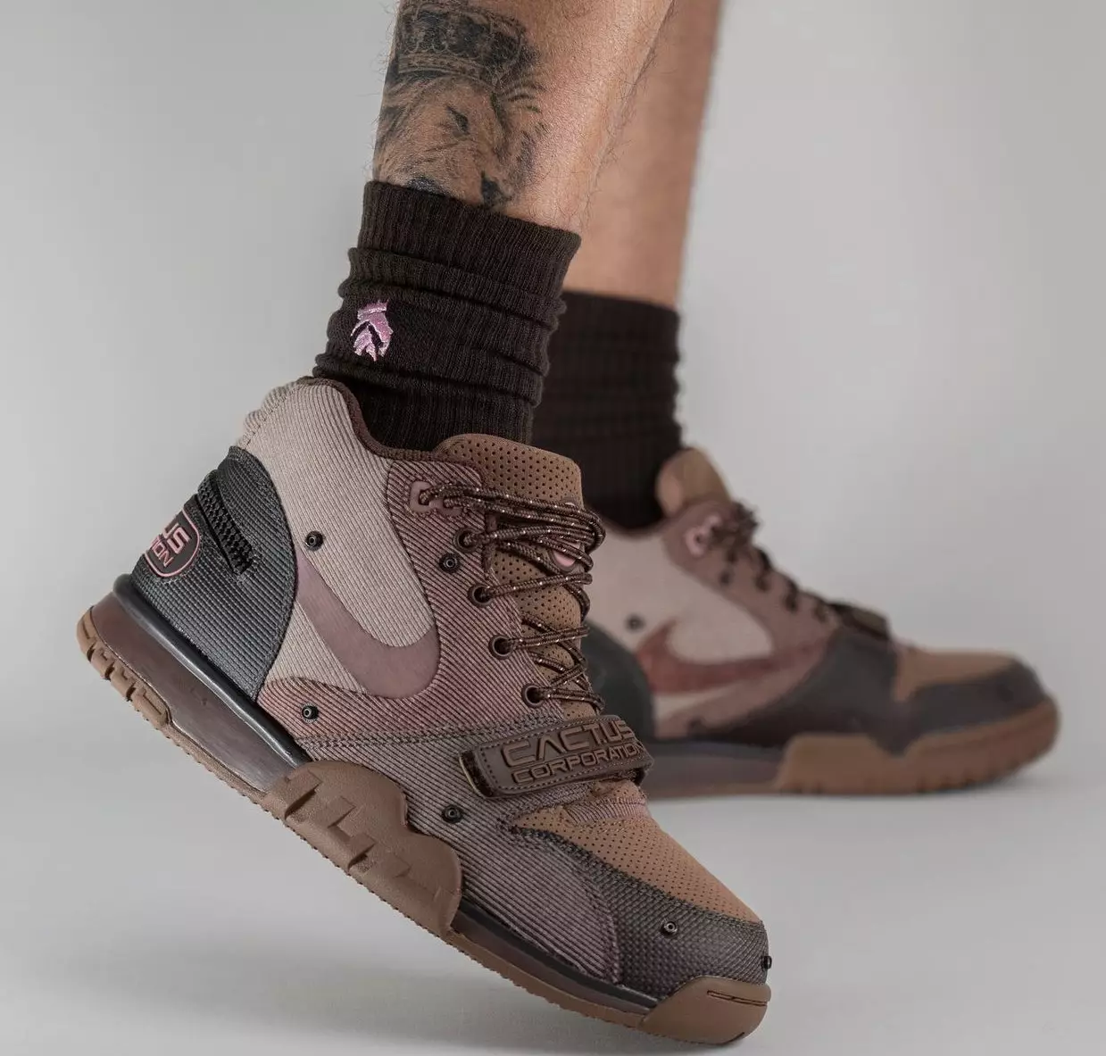 Travis Scott Nike Air Trainer 1 Wheat DR7515-200 Megjelenés dátuma lábon