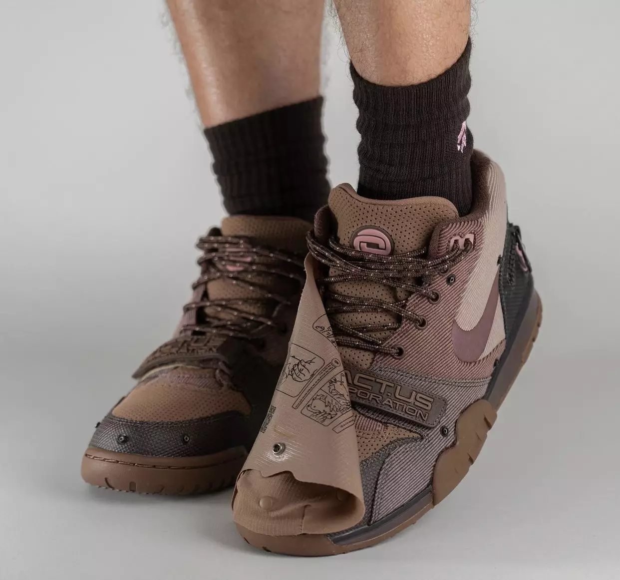 Travis Scott Nike Air Trainer 1 Wheat DR7515-200 Utgivningsdatum på fötterna