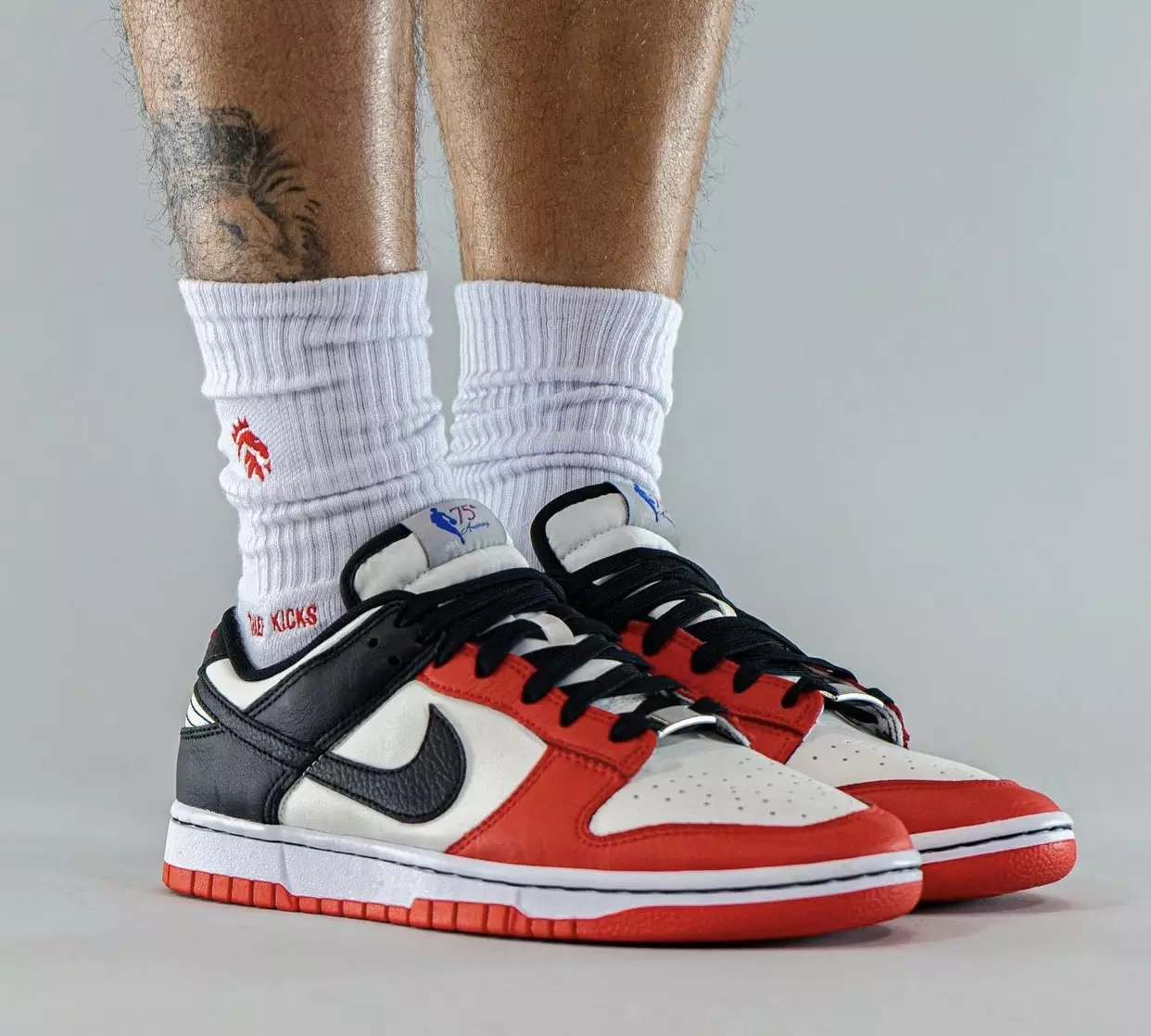 NBA Nike Dunk Low Chicago 75th Anniversary DD3363-100 на ногах