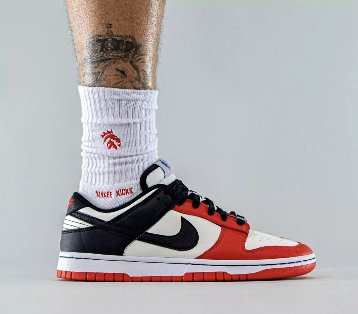 NBA Nike Dunk Low Chicago 75-årsjubileum DD3363-100 On-Feet