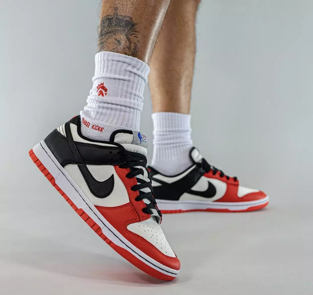 NBA Nike Dunk Low Chicago 75th Anniversary DD3363-100 على القدمين