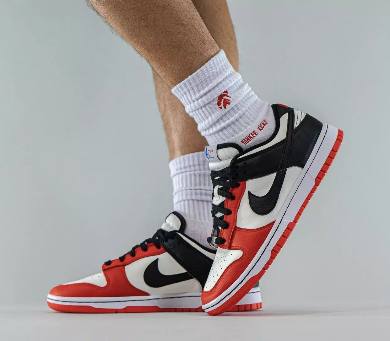 NBA Nike Dunk Low Chicago 75th Anniversary DD3363-100 على القدمين