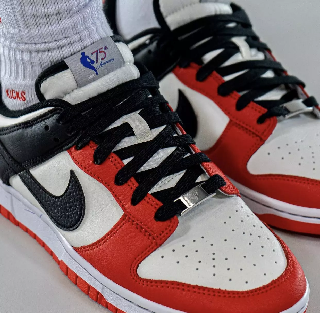 NBA Nike Dunk Low Chicago 75-osios metinės DD3363-100 ant kojų