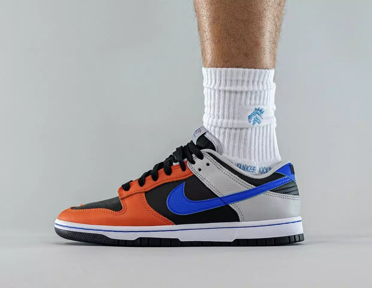 NBA Nike Dunk Low Knicks 75º aniversário DD3363-002 nos pés