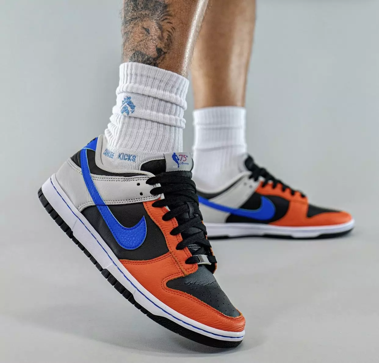 NBA Nike Dunk Low Knicks 75 שנה DD3363-002 על הרגליים