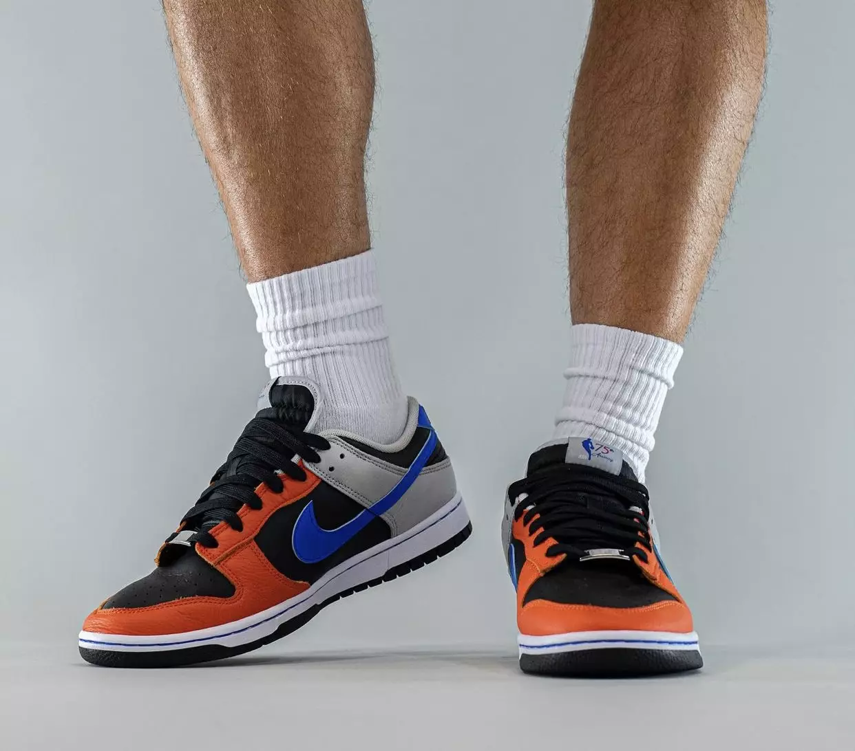 NBA Nike Dunk Low Knicks 75-osios metinės DD3363-002 ant kojų