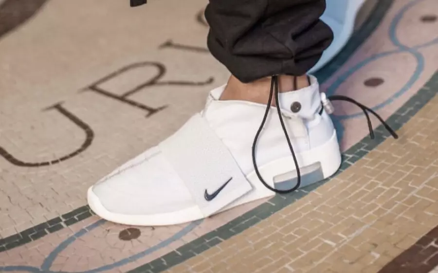 Nike Air Fear of God Mocassim Light Bone no pé