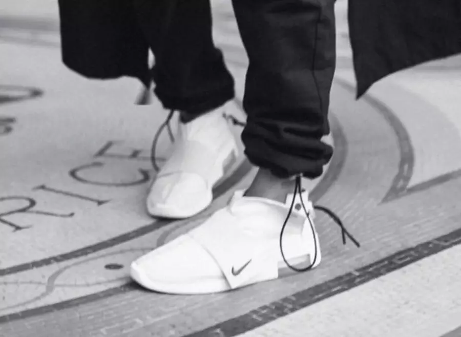 Nike Air Fear of God Mocasín Light Bone On-Foot