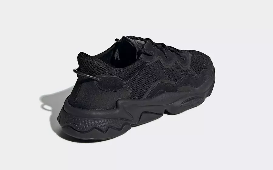 تاريخ إصدار adidas Ozweego Triple Black EE6999