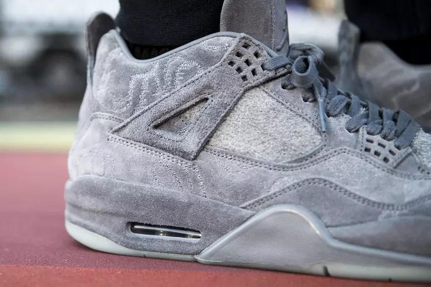 KAWS Air Jordan 4 Sayap