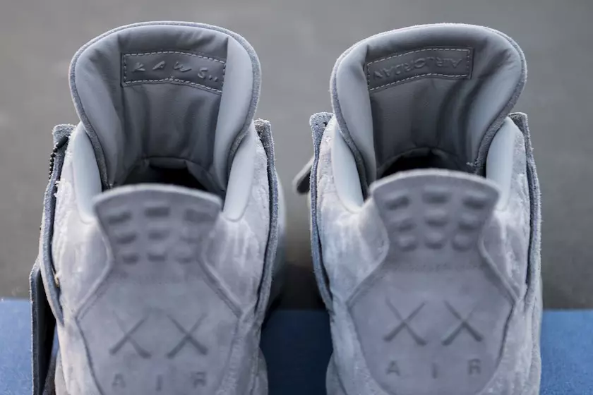 KAWS Air Jordan 4 vnitřní jazyky na patě