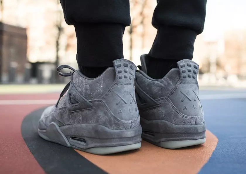 KAWS Air Jordan 4 uz kājām