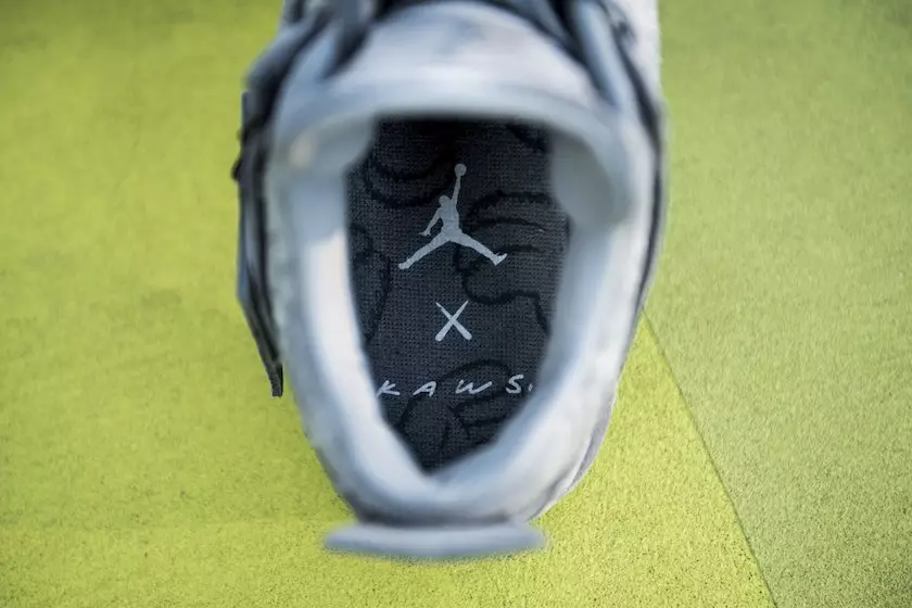 KAWS Air Jordan 4 ներդիր