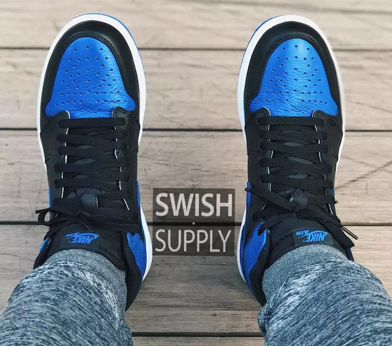 Air Jordan 1 Royal 2017 em pé