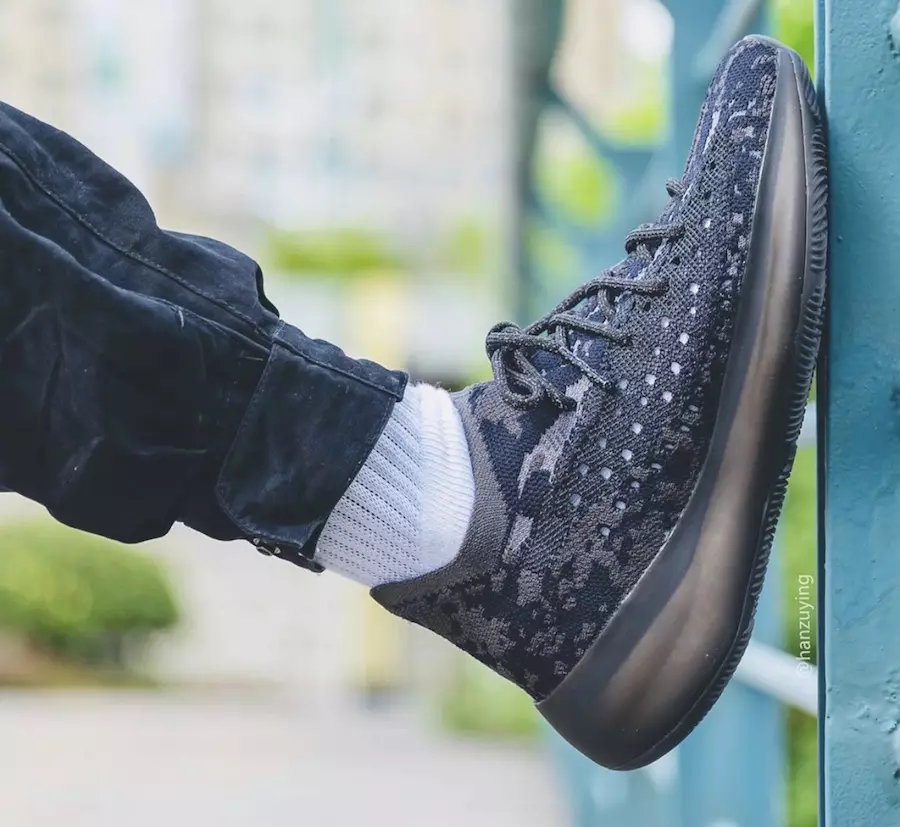 Adidas Yeezy Boost 350 V3 Black FB7876 izlaišanas datums uz kājām