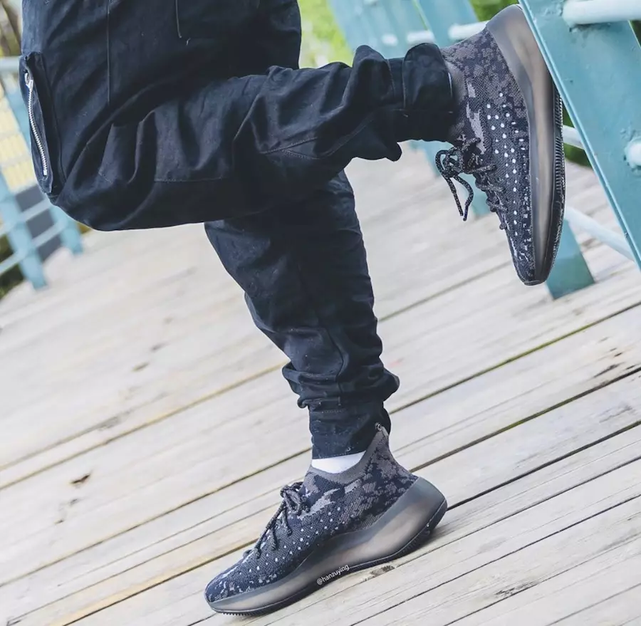 Adidas Yeezy Boost 350 V3 Black FB7876 Julkaisupäivä jaloissa