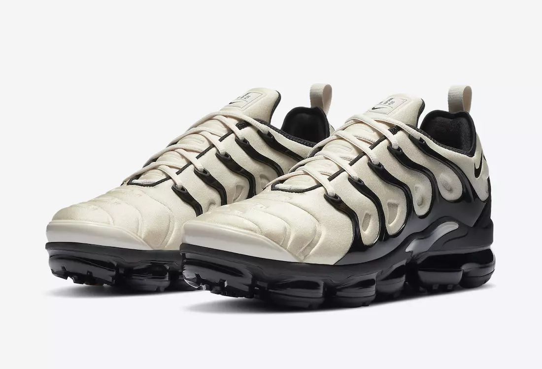 Superfici Nike Air VaporMax Plus in osso chiaro e nero