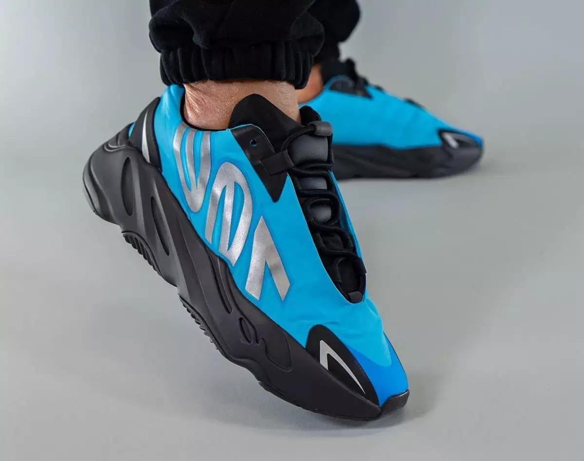 adidas Yeezy Boost 700 MNVN Bright Cyan GZ3079 תאריך יציאה על הרגליים