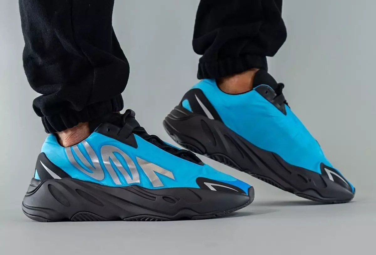 adidas Yeezy Boost 700 MNVN Bright Cyan GZ3079 Utgivelsesdato på føttene