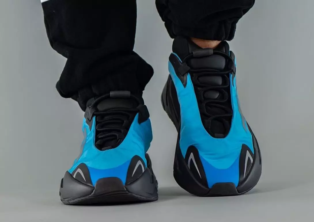 adidas Yeezy Boost 700 MNVN Bright Cyan GZ3079 Data e publikimit në këmbë