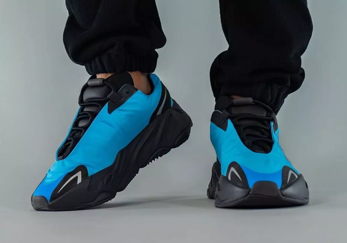 adidas Yeezy Boost 700 MNVN Bright Cyan GZ3079 Dátum vydania na nohách