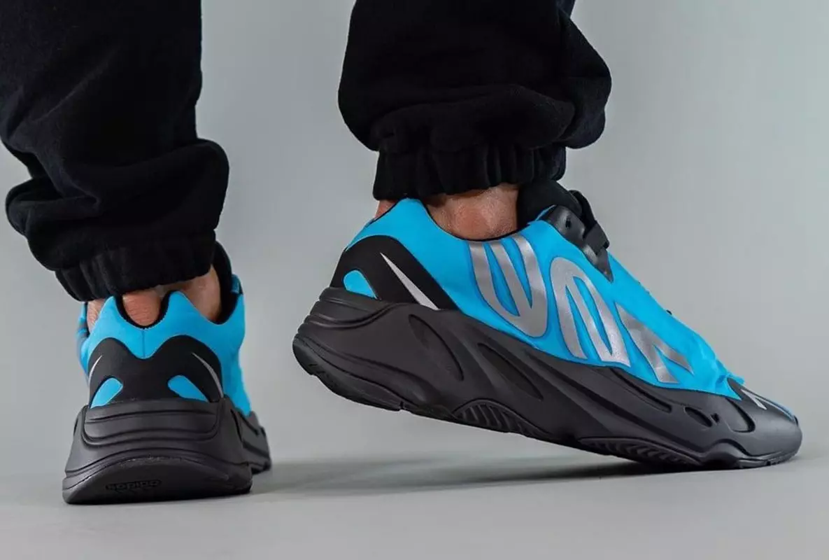 Adidas Yeezy Boost 700 MNVN Bright Cyan GZ3079 Data de lançamento nos pés