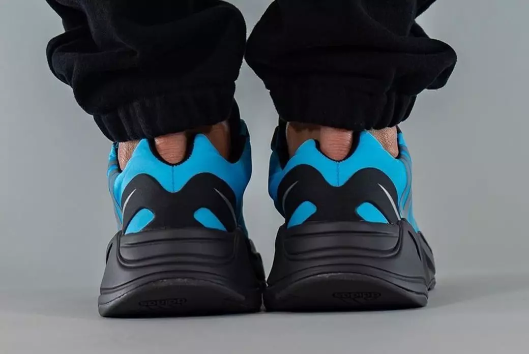 Adidas Yeezy Boost 700 MNVN Bright Cyan GZ3079 Išleidimo data ant kojų