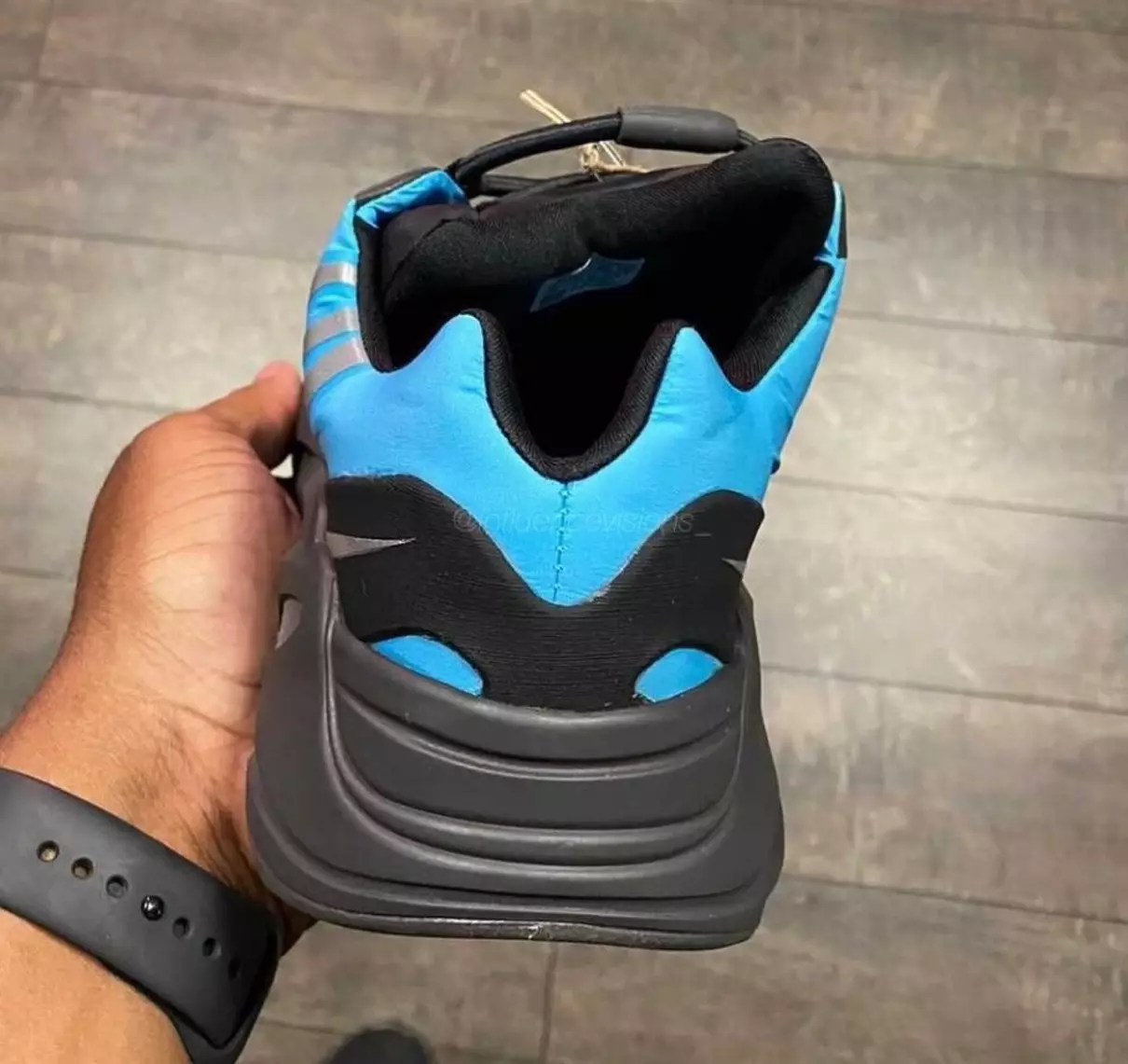 adidas Yeezy Boost 700 MNVN Bright Cyan Útgáfudagur Verð