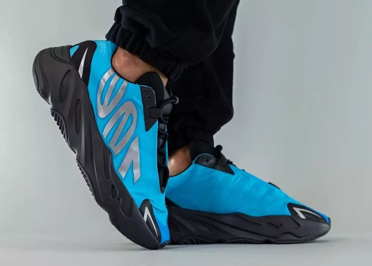 Adidas Yeezy Boost 700 MNVN Bright Cyan GZ3079 Išleidimo data ant kojų