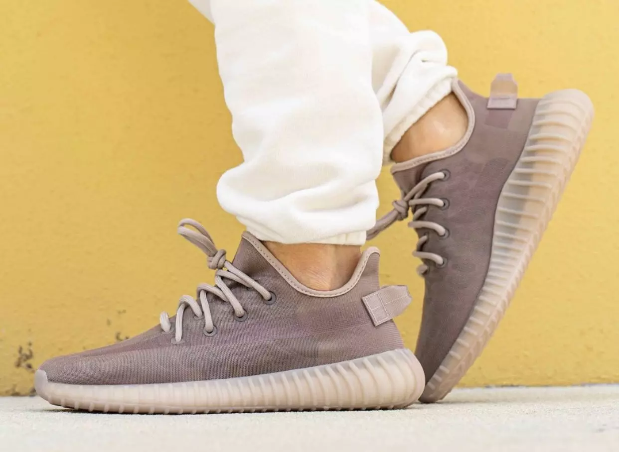 adidas Yeezy Boost 350 V2 Mono Nebbia sui piedi