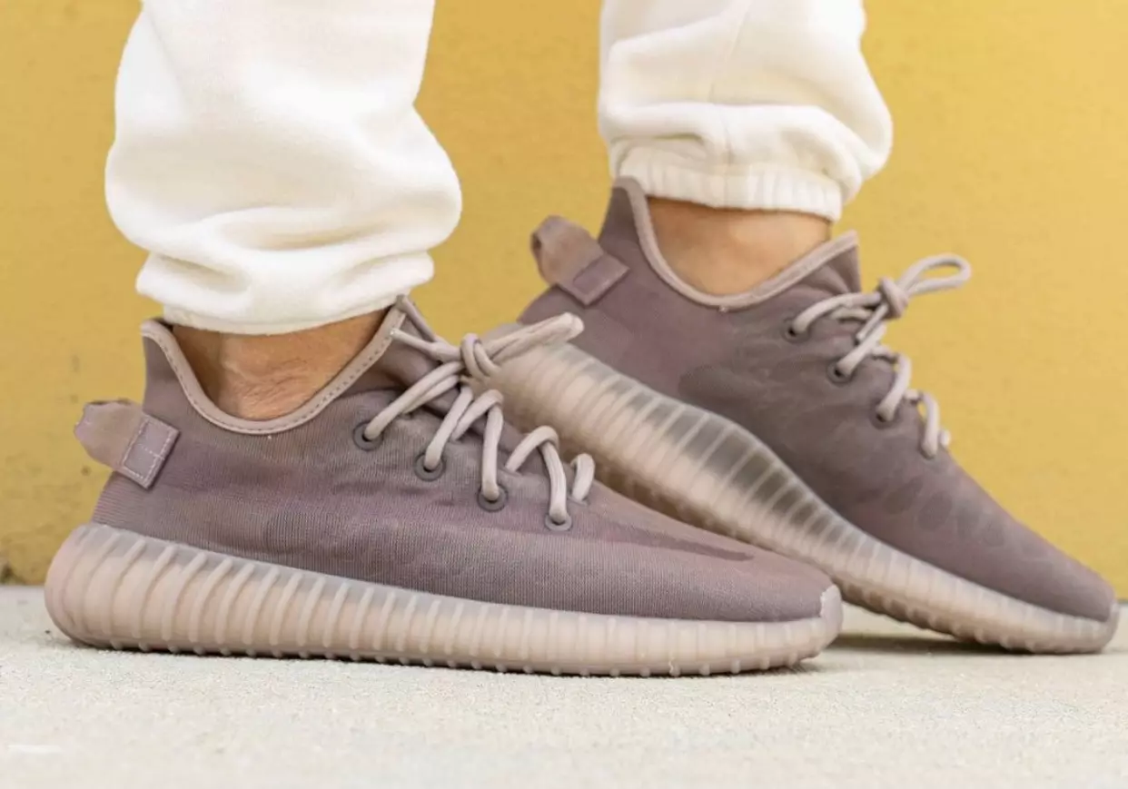 adidas Yeezy Boost 350 V2 Mono Mist auf den Füßen