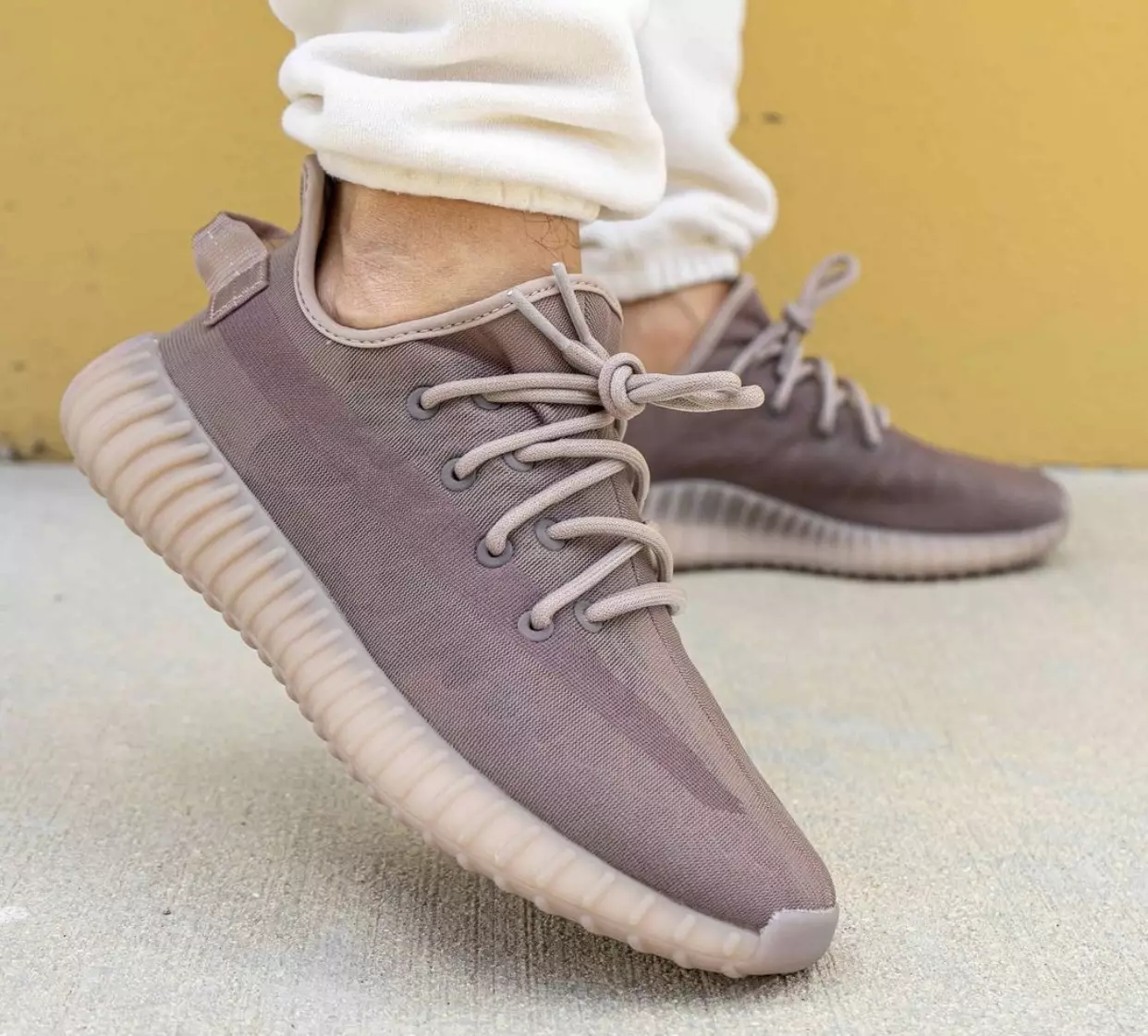 adidas Yeezy Boost 350 V2 Mono Mist na stopy