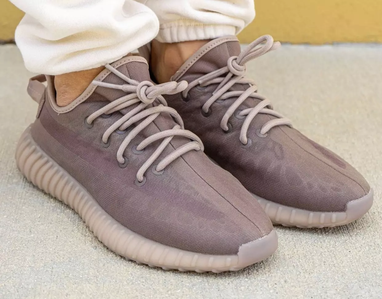 adidas Yeezy Boost 350 V2 Mono Mist sur les pieds