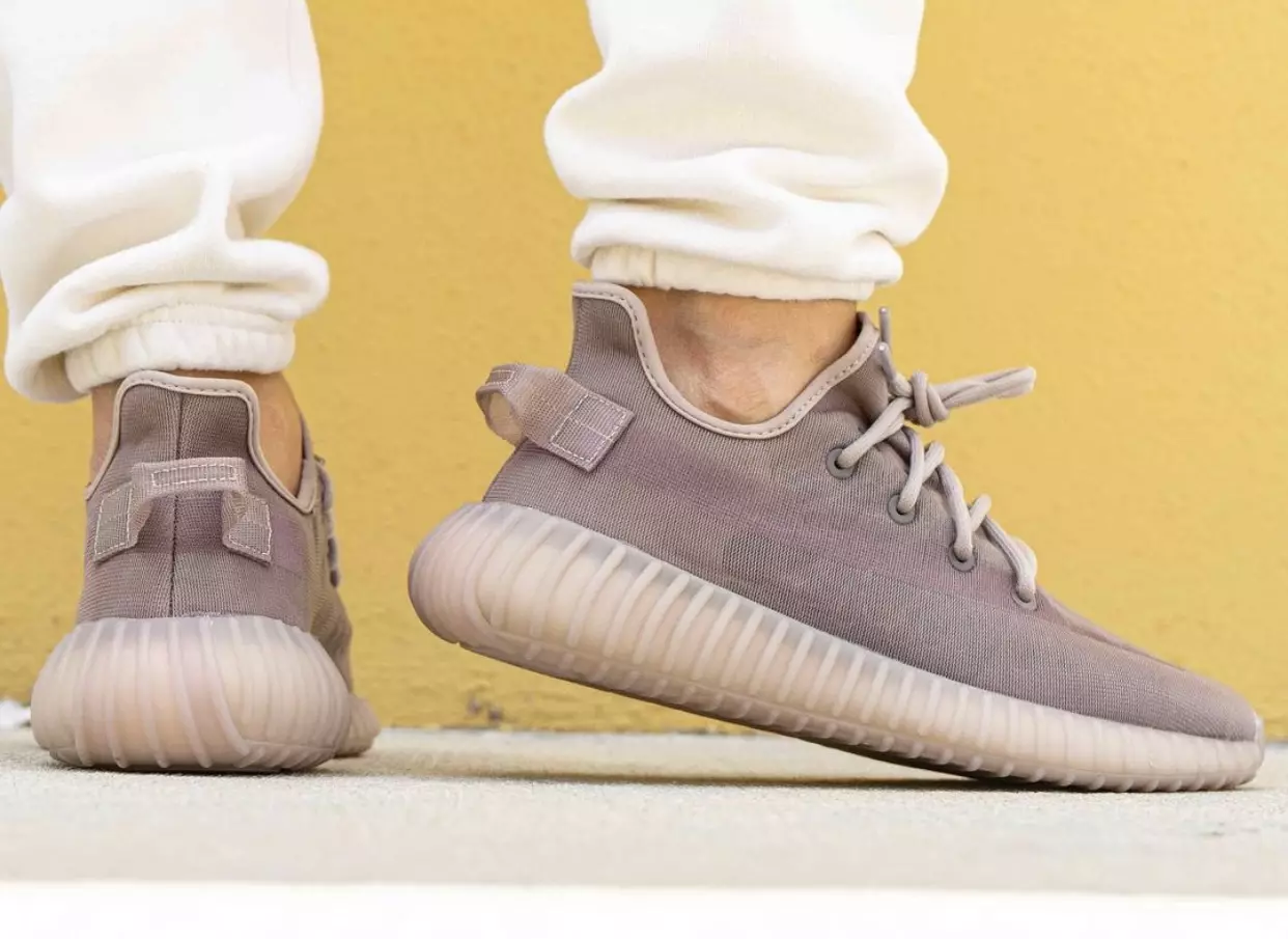 adidas Yeezy Boost 350 V2 Mono Mist sur les pieds